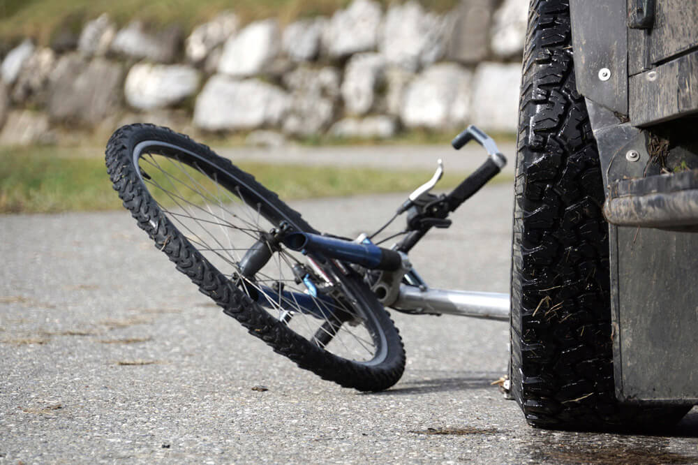 Fresno, CA – La policía estatal de Fresno dice que un ciclista murió después de ser atropellado por un vehículo cerca del campus