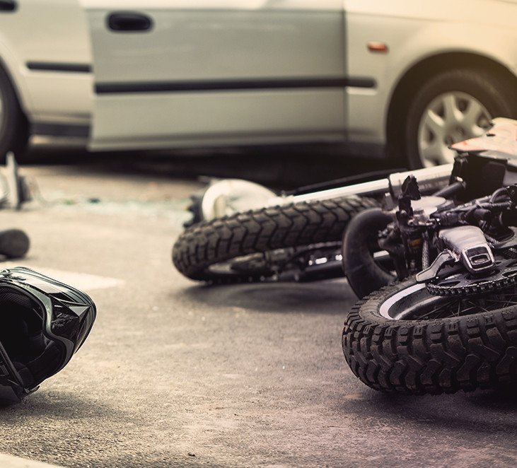 Visalia, CA – Un motociclista muere tras salir despedido en un accidente